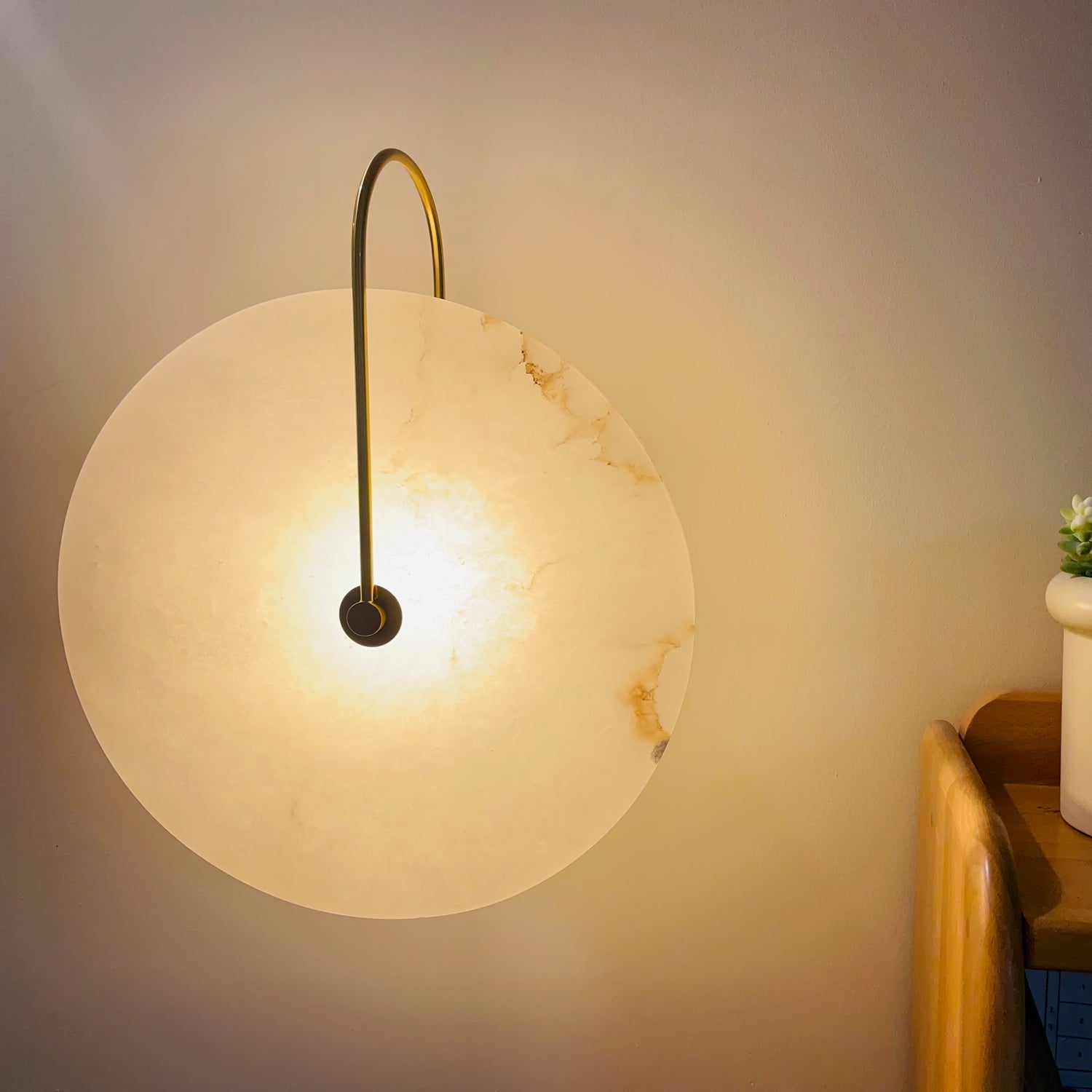 Alabastrová LED Nástěnná Lampa s Moderním Designem – Kulatý Tvar a Jemné Osvětlení, Ideální do Ložnice a Obývacího Pokoje 6