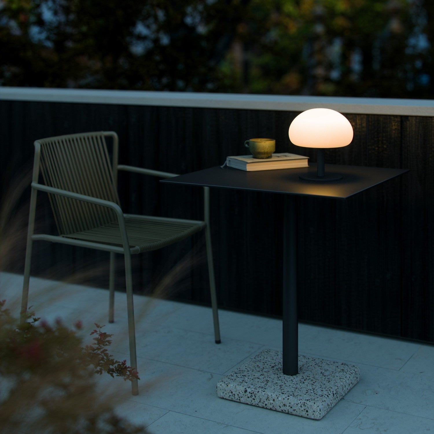 Dobíjecí Stolní Lampa Sponge 20 s Nastavitelným Jasem – Elegantní Černá a Opálová, Ideální na Noční Stolek a do Interiéru 2