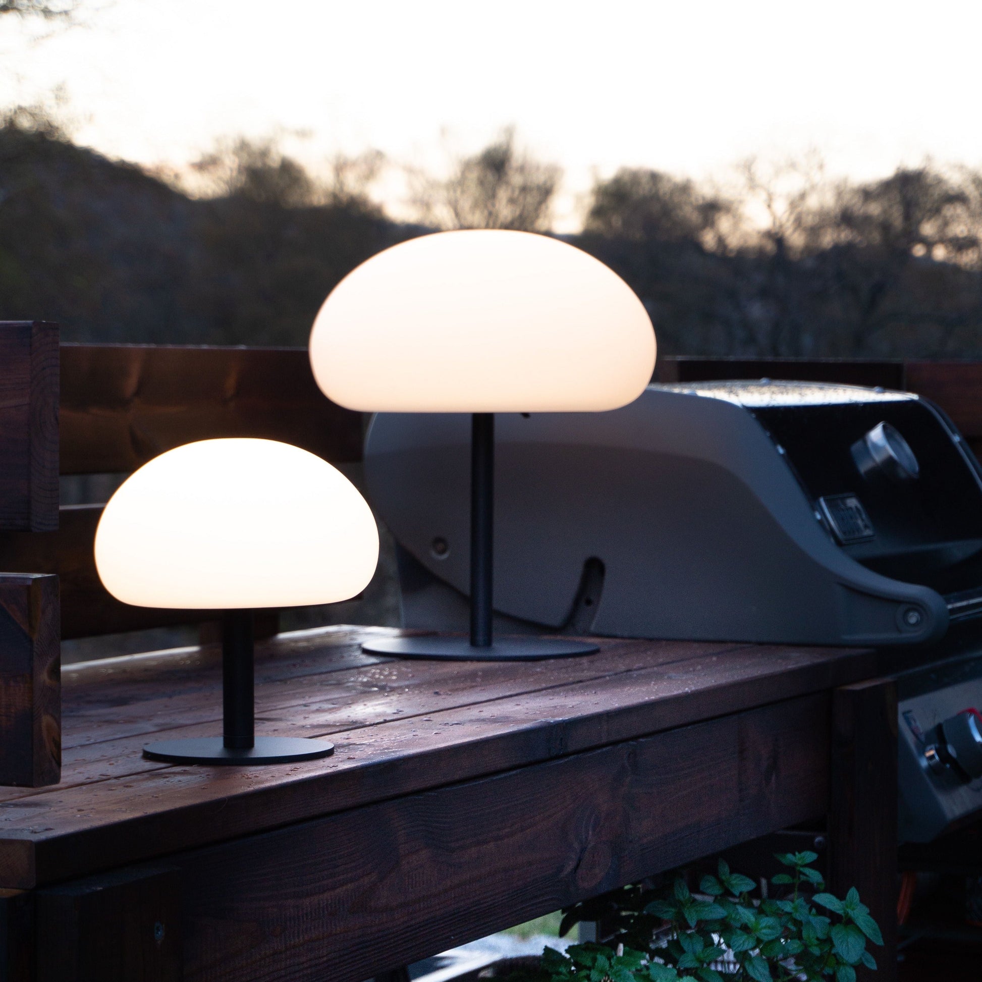 Dobíjecí Stolní Lampa Sponge 20 s Nastavitelným Jasem – Elegantní Černá a Opálová, Ideální na Noční Stolek a do Interiéru 5