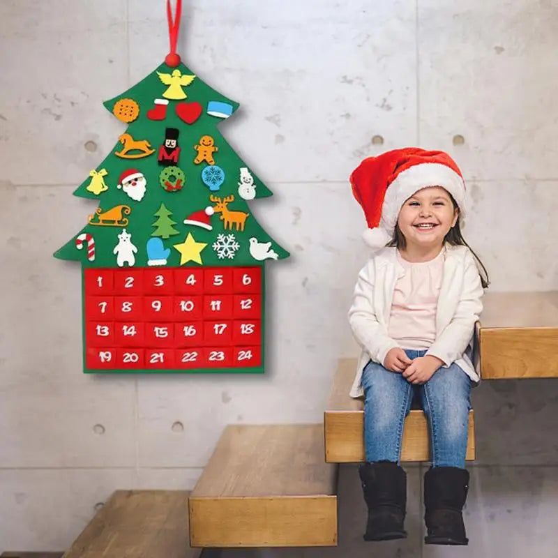Adventní kalendář z plsti ve tvaru vánočního stromečku s 24 kapsami a kreslenými vzory – slavnostní dekorace pro odpočítávání do Vánoc 2