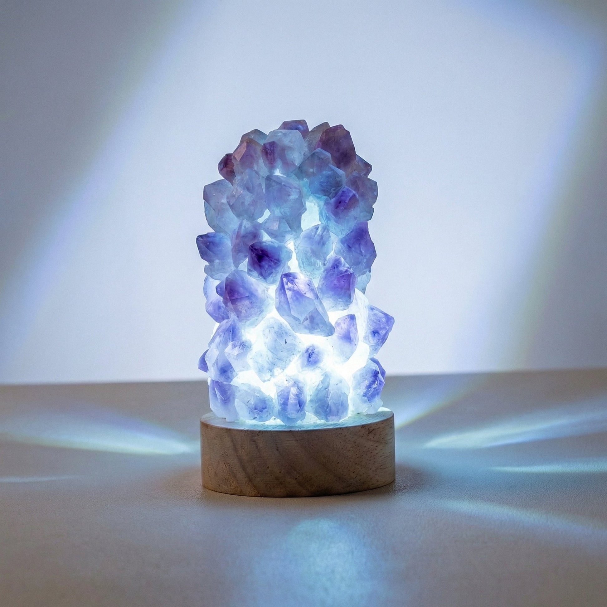 Ametystová křišťálová stolní lampa s dřevěnou základnou – minimalistický design do obývacího pokoje nebo ložnice 4