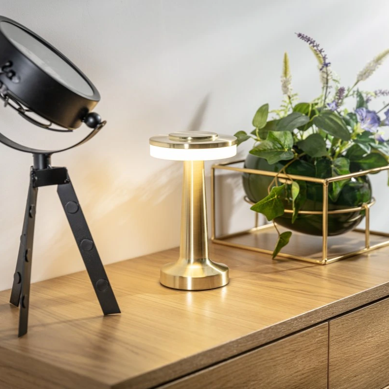Bezdrátová stmívatelná barová stolní lampa s nastavitelnou teplotou světla a železným design 5