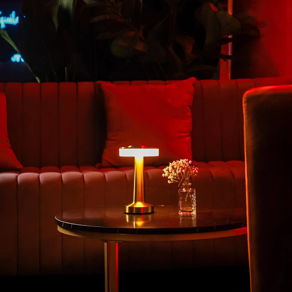 Bezdrátová stmívatelná barová stolní lampa s nastavitelnou teplotou světla a železným design 6