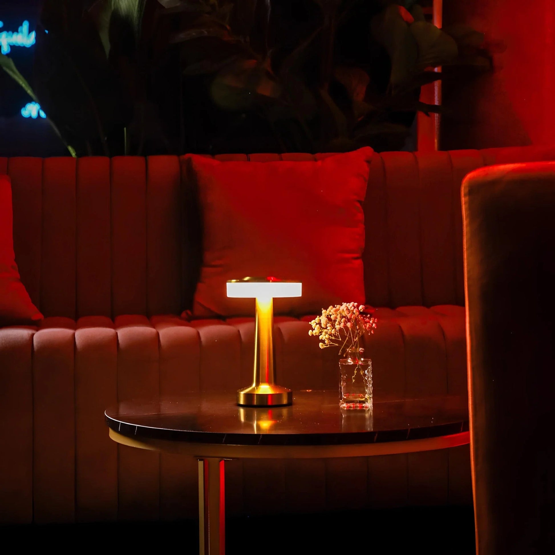Bezdrátová stmívatelná barová stolní lampa s nastavitelnou teplotou světla a železným design 6