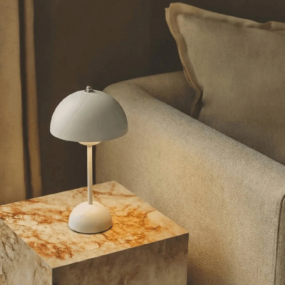Bezdrátová stolní lampa s kopulovitým stínidlem a teplým světlem, ideální pro noční stole 4