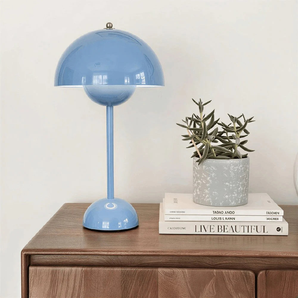 Bezdrátová stolní lampa s kopulovitým stínidlem a teplým světlem, ideální pro noční stole 7