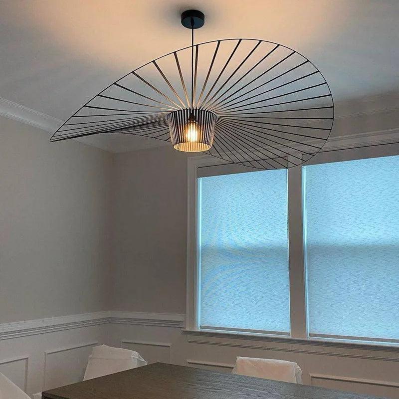 Černá závěsná lampa ve tvaru klobouku – moderní elegance 2
