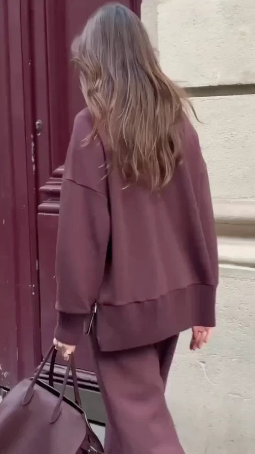 Dámská tepláková souprava s oversized topem a širokými kalhotami v moderním ležérním styl 2