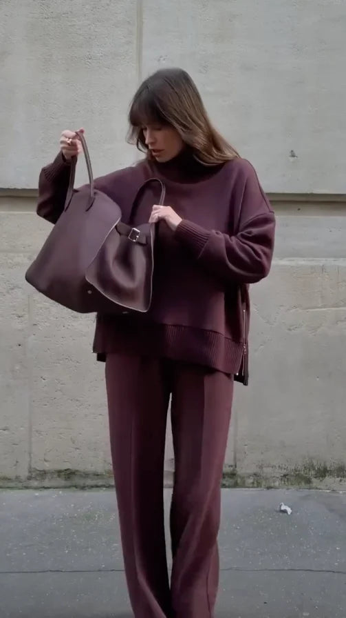 Dámská tepláková souprava s oversized topem a širokými kalhotami v moderním ležérním styl 3