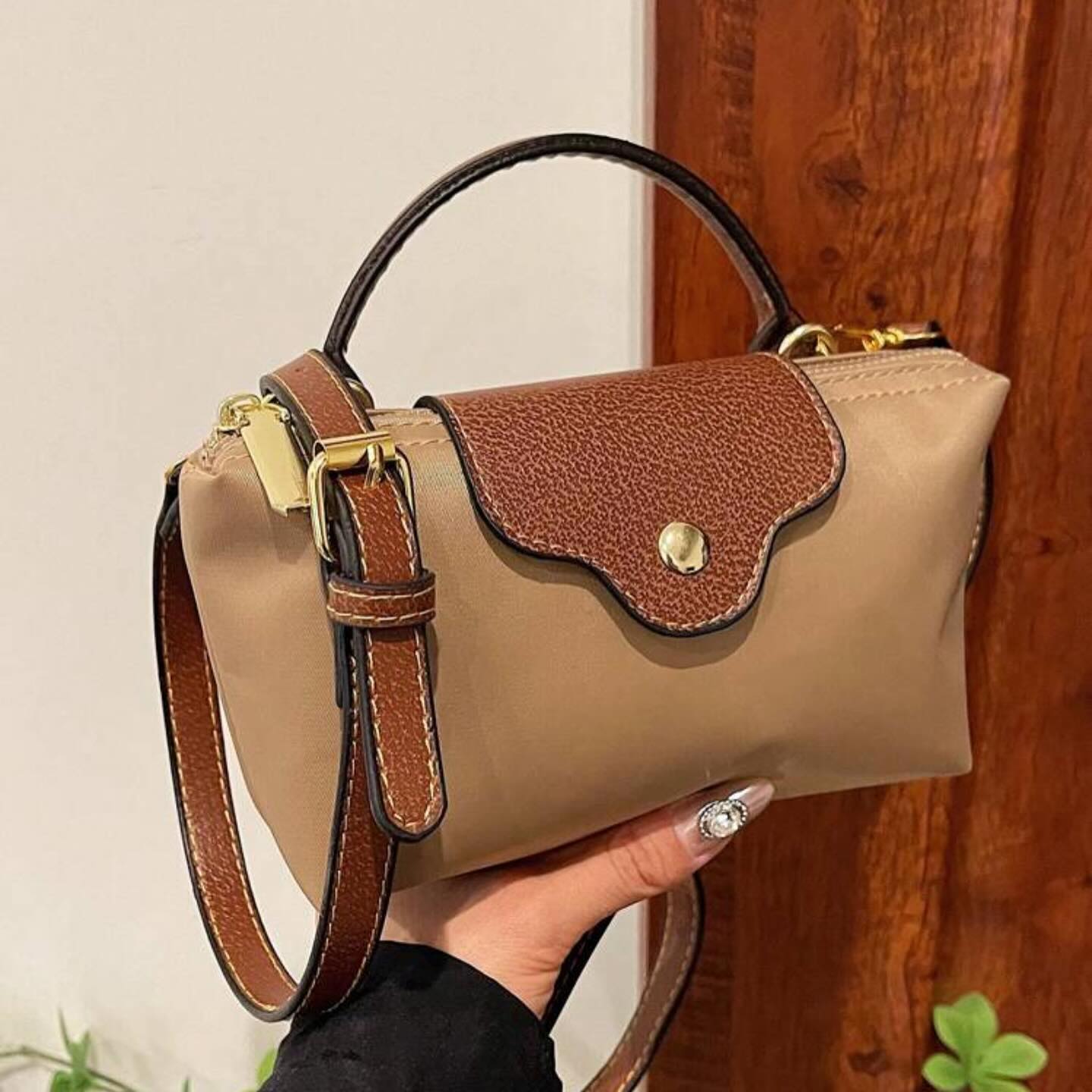 Dámská černá crossbody kabelka - stylová, kompaktní kabelka Camille Mini s nastavitelným ramenním popruhem a zlatou sponou 0
