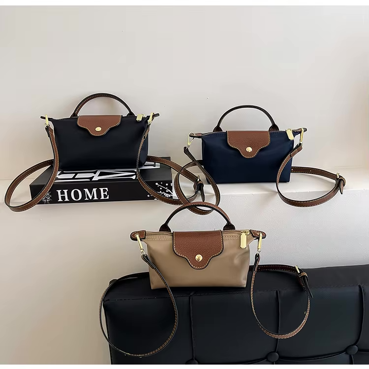 Dámská černá crossbody kabelka - stylová, kompaktní kabelka Camille Mini s nastavitelným ramenním popruhem a zlatou sponou 1