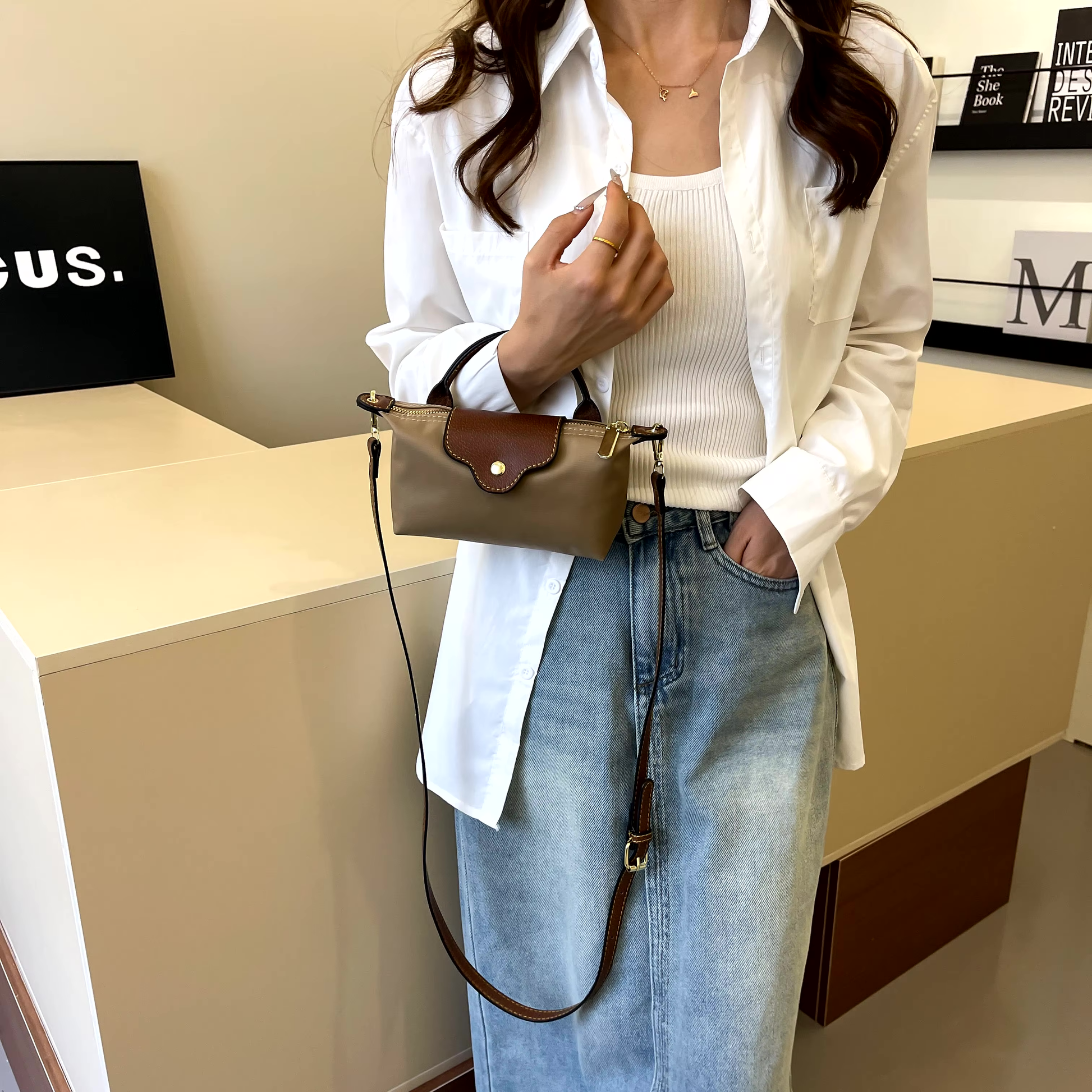 Dámská černá crossbody kabelka - stylová, kompaktní kabelka Camille Mini s nastavitelným ramenním popruhem a zlatou sponou 6