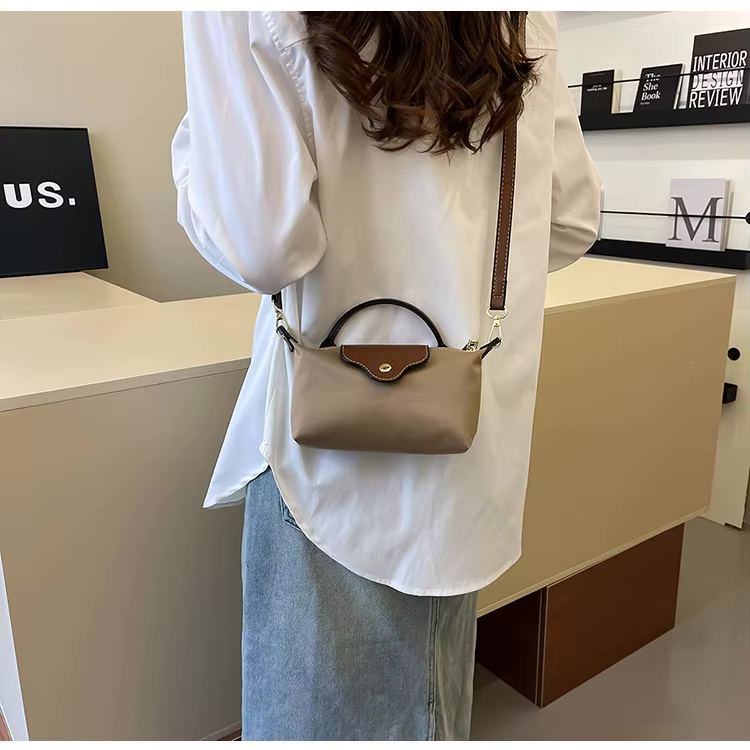Dámská černá crossbody kabelka - stylová, kompaktní kabelka Camille Mini s nastavitelným ramenním popruhem a zlatou sponou 8