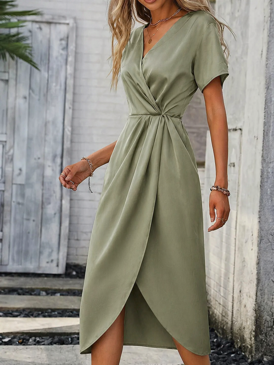 Dámské zavinovací midi šaty s vázáním v pase a rozparkem na boku – elegantní letní styl 4