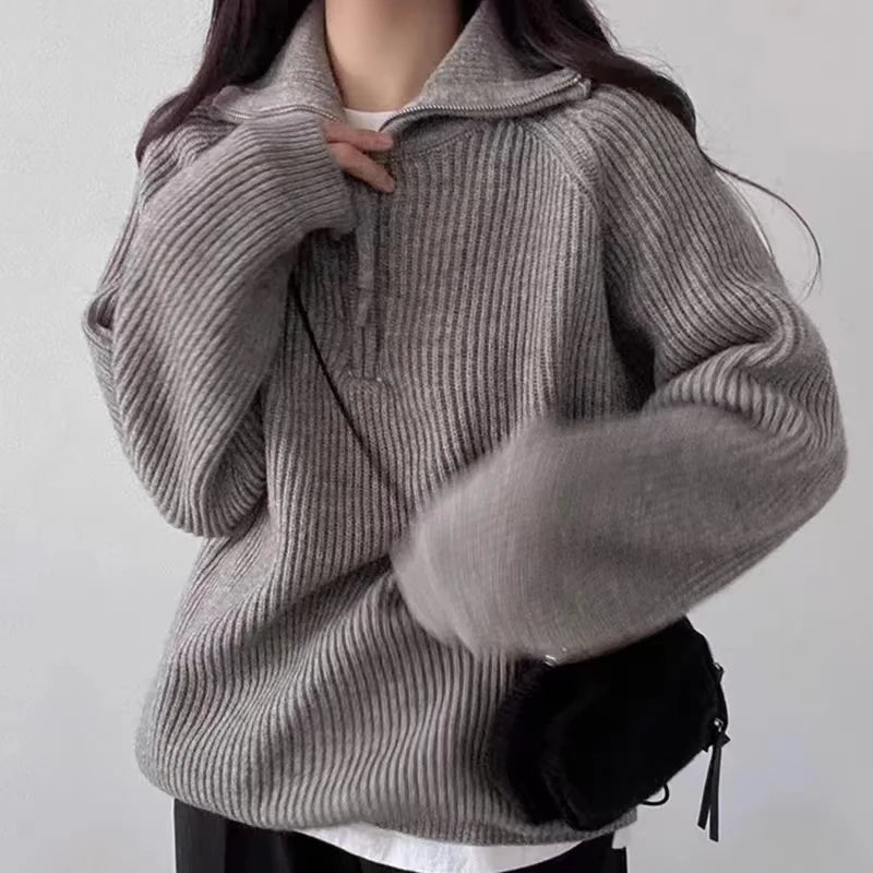 Dámský oversized svetr s čtvrtzipem a přeloženým polo límcem, vyrobený z žeb 3