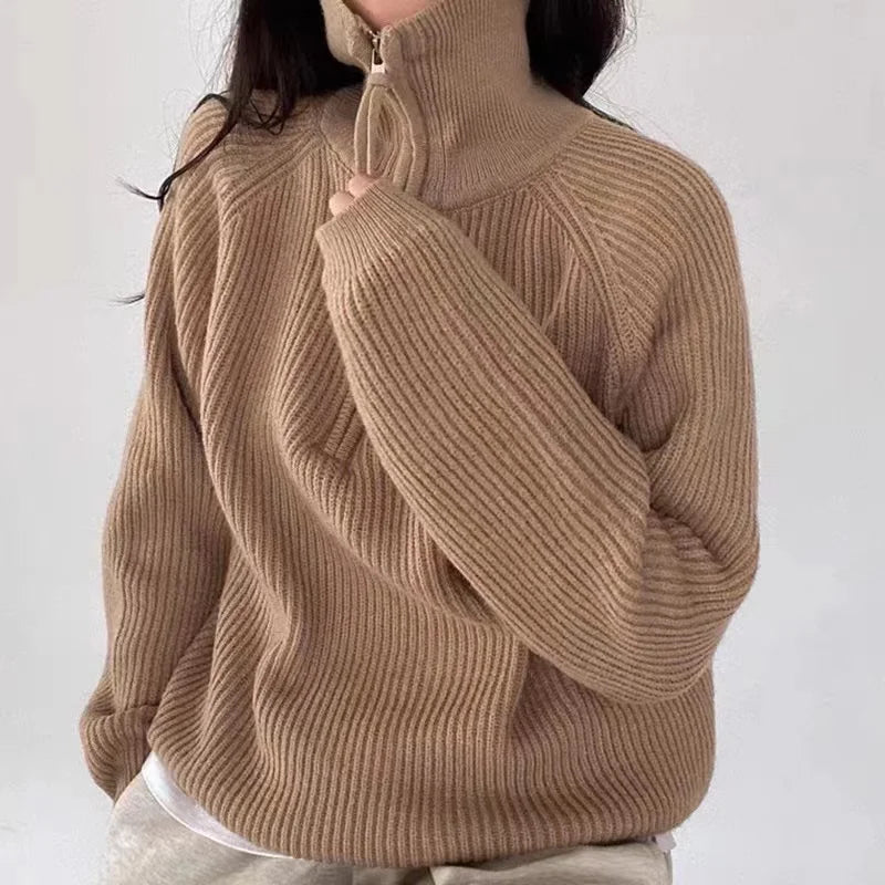 Dámský oversized svetr s čtvrtzipem a přeloženým polo límcem, vyrobený z žeb 4
