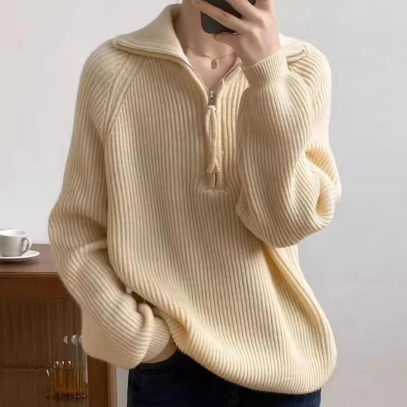 Dámský oversized svetr s čtvrtzipem a přeloženým polo límcem, vyrobený z žeb 5