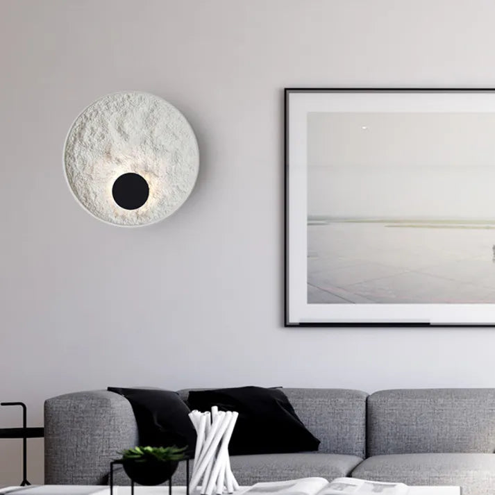 Designová LED nástěnná lampa zakřiveného tvaru pro moderní interiéry 1