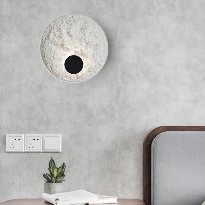 Designová LED nástěnná lampa zakřiveného tvaru pro moderní interiéry 2