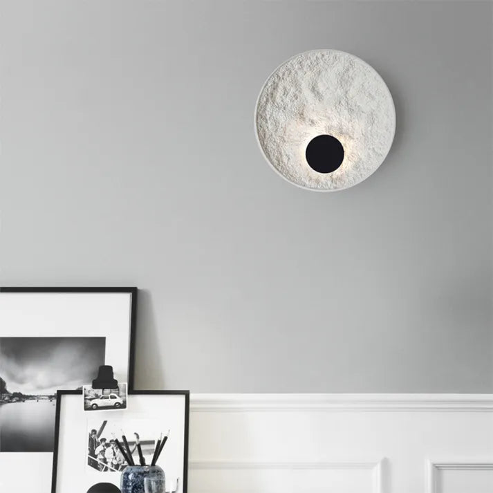 Designová LED nástěnná lampa zakřiveného tvaru pro moderní interiéry 6