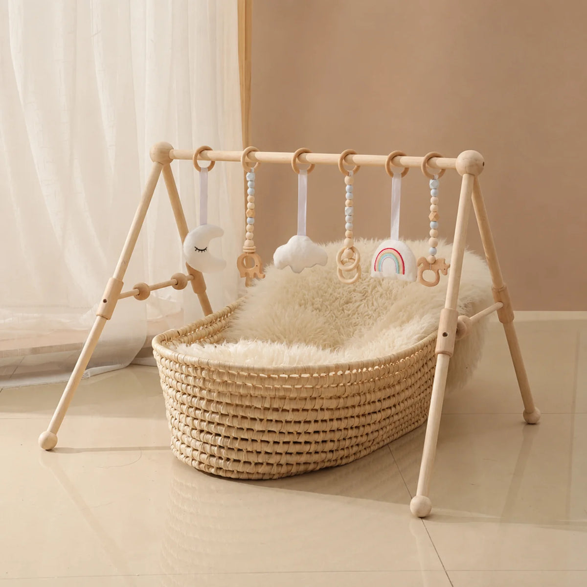 Dřevěná dětská herna se senzorickými hračkami v minimalistickém skandinávském designu, 1