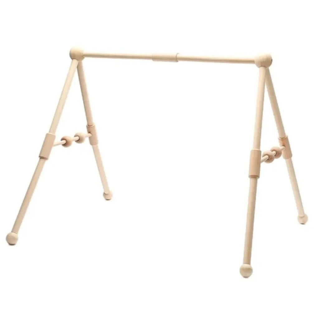 Dřevěná dětská herna se senzorickými hračkami v minimalistickém skandinávském designu, 4