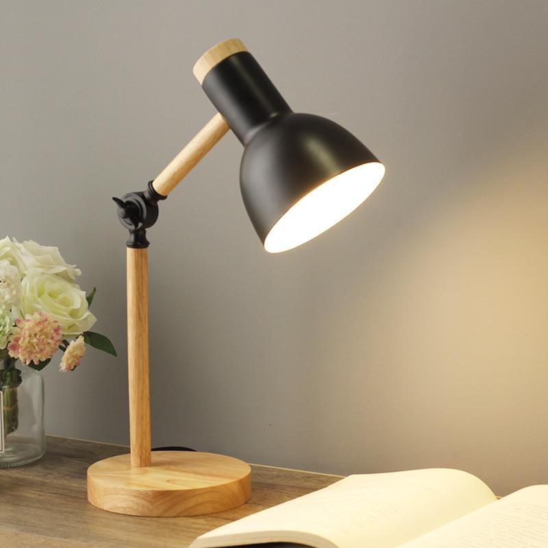 Dřevěná stolní lampa v severském stylu 0