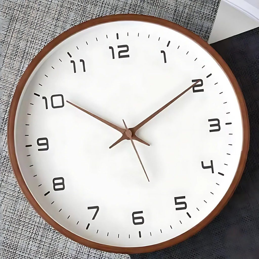 Dřevěné nástěnné hodiny s propracovaným lesním designem 0