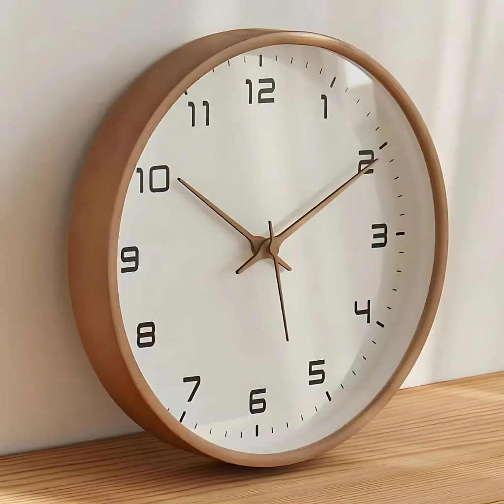 Dřevěné nástěnné hodiny s propracovaným lesním designem 2