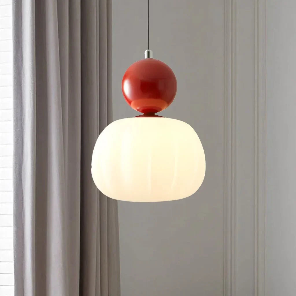 Elegantní skleněná závěsná lampa se zlatými akcenty – závěsné osvětlení kuchyně ve stylu art deco 12