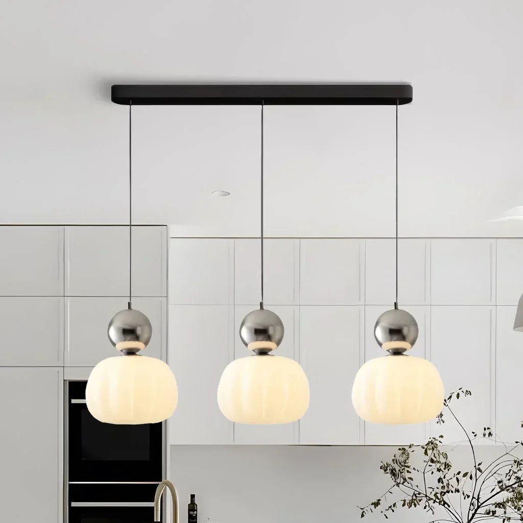 Elegantní skleněná závěsná lampa se zlatými akcenty – závěsné osvětlení kuchyně ve stylu art deco 13