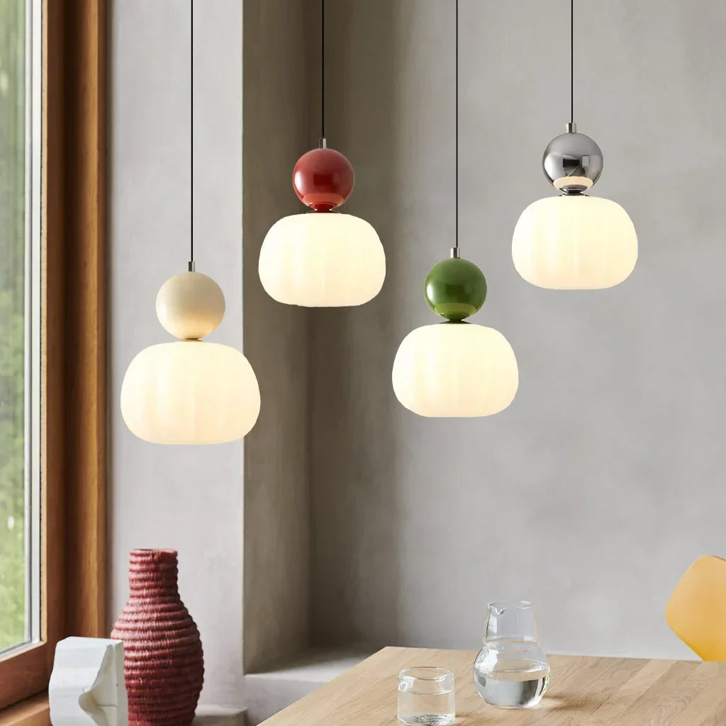Elegantní skleněná závěsná lampa se zlatými akcenty – závěsné osvětlení kuchyně ve stylu art deco 2