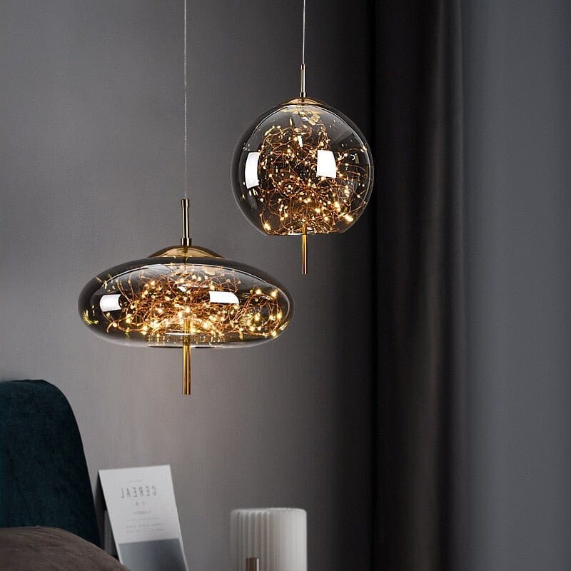 Elegantní závěsná lampa se skleněným stínidlem a motivem víly 1