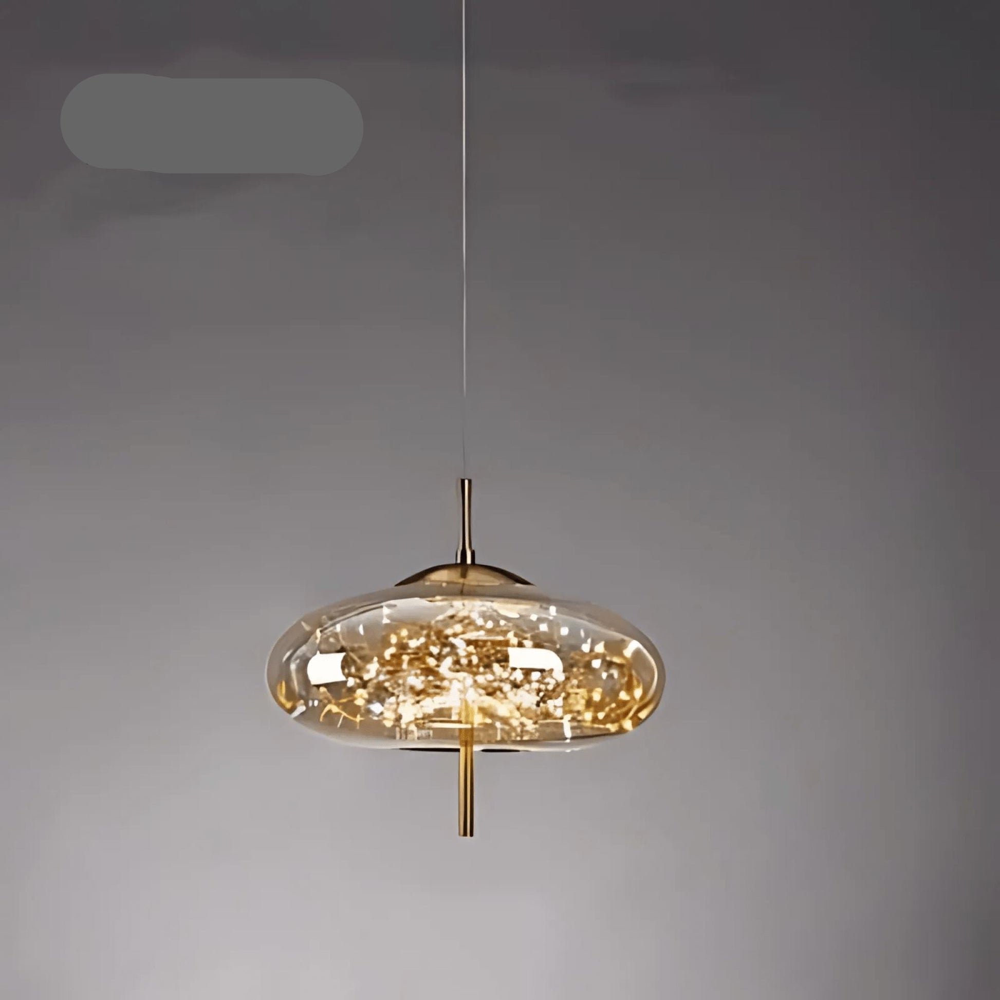 Elegantní závěsná lampa se skleněným stínidlem a motivem víly 10