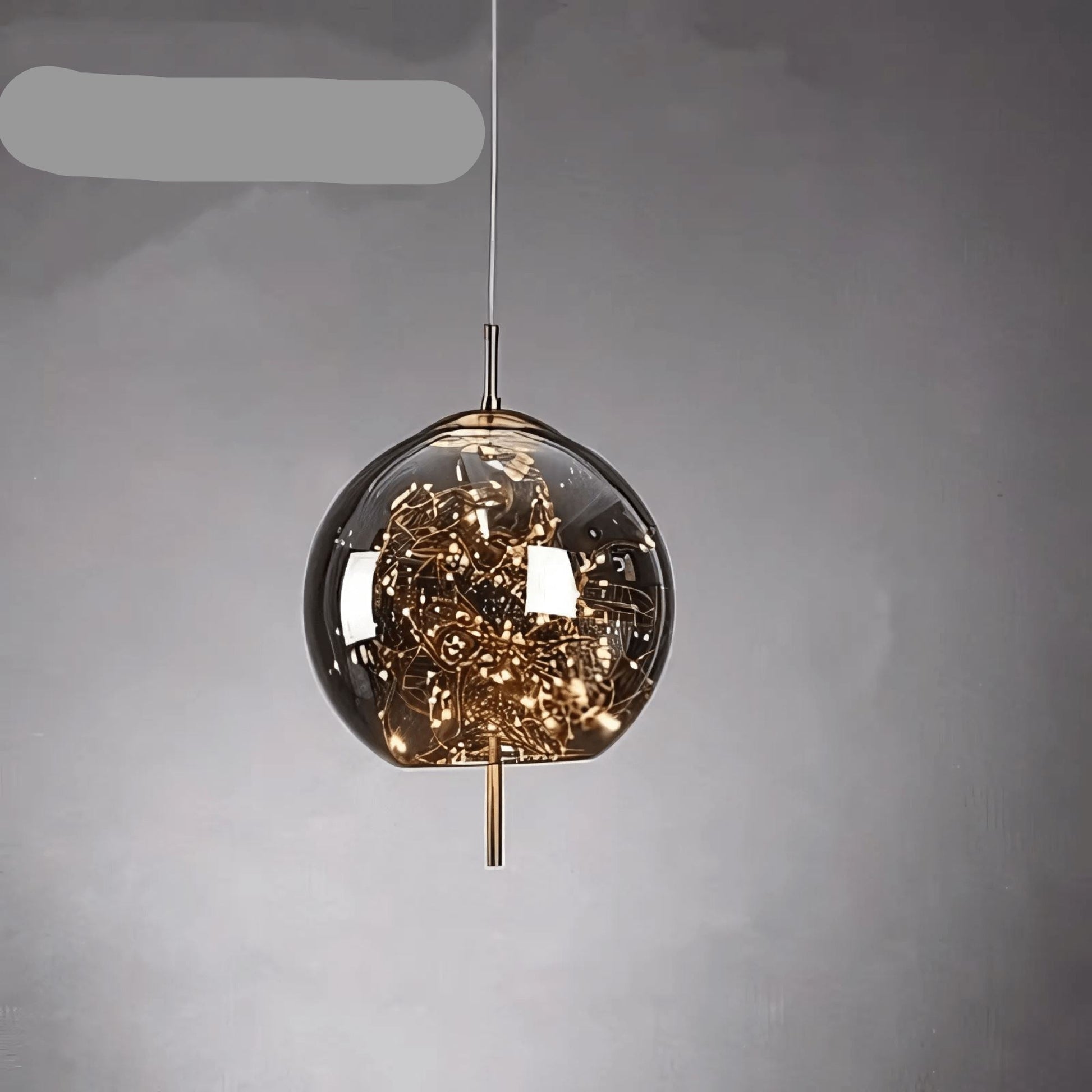 Elegantní závěsná lampa se skleněným stínidlem a motivem víly 12