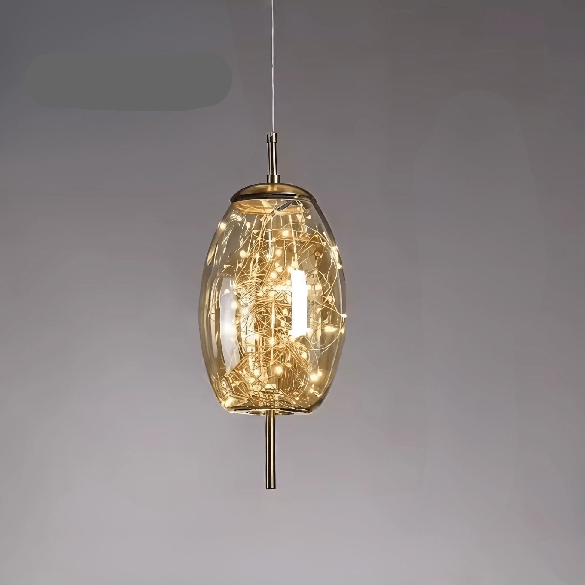 Elegantní závěsná lampa se skleněným stínidlem a motivem víly 13