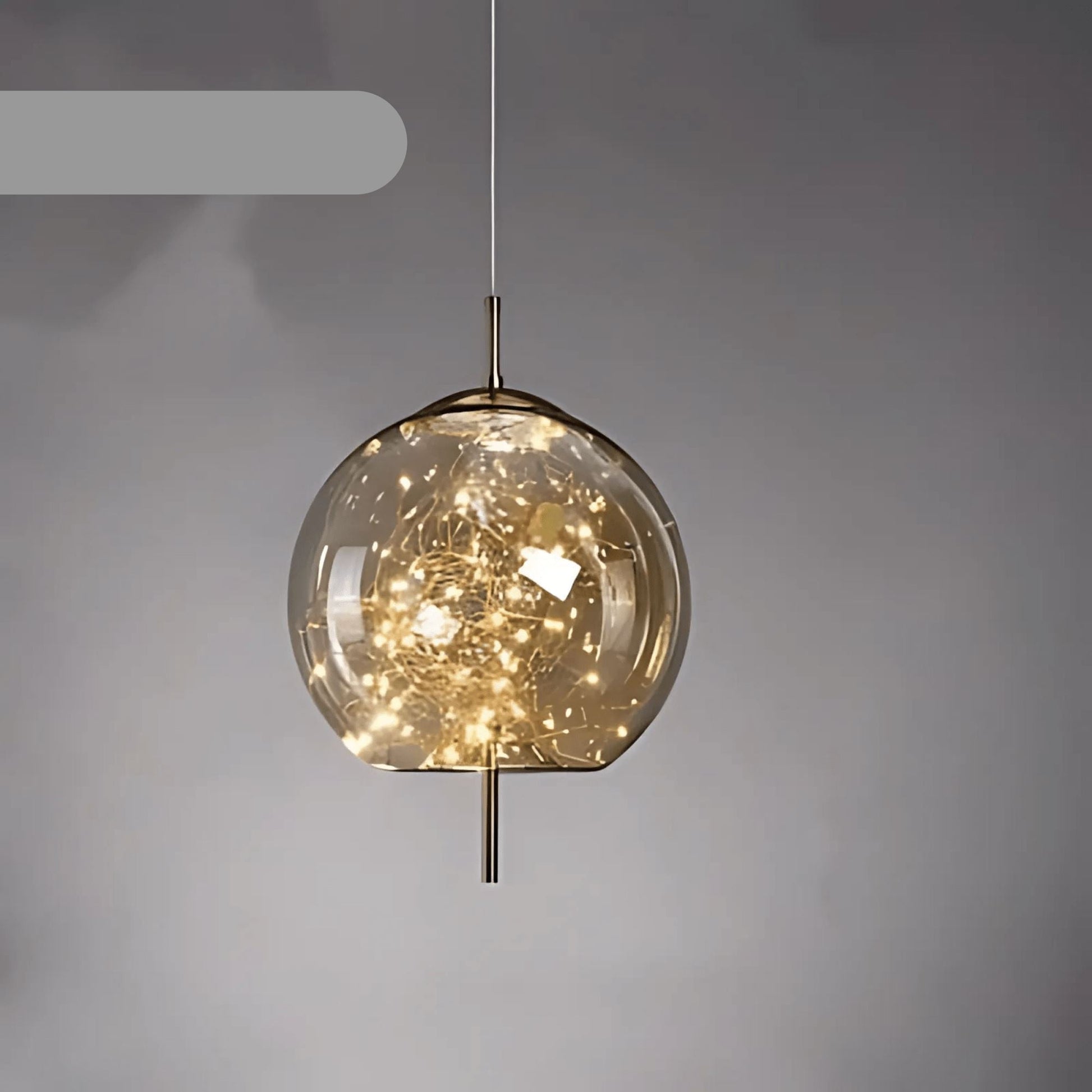 Elegantní závěsná lampa se skleněným stínidlem a motivem víly 14