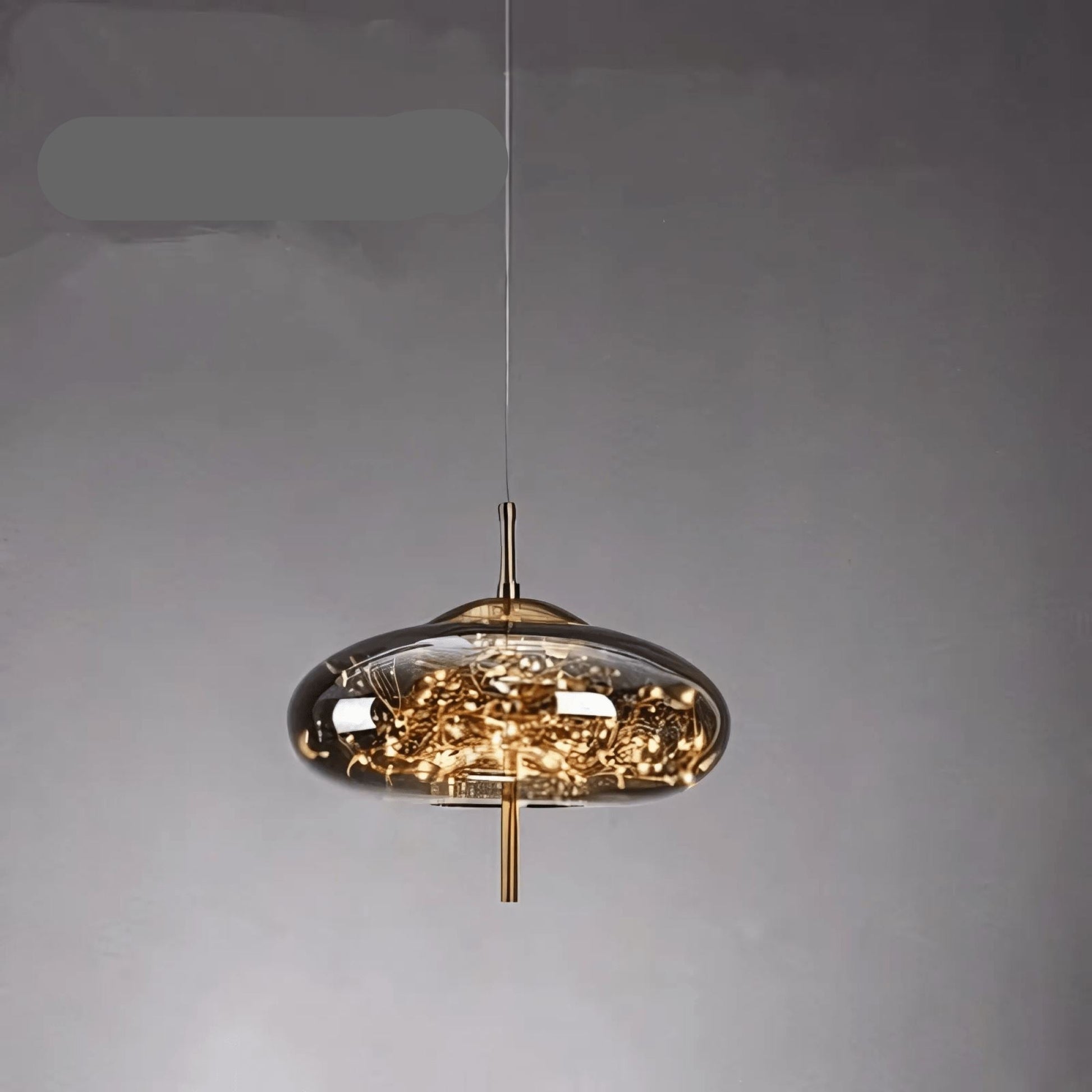 Elegantní závěsná lampa se skleněným stínidlem a motivem víly 15