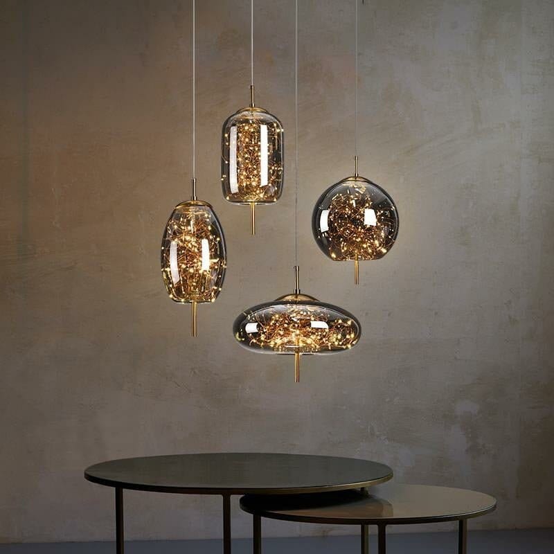 Elegantní závěsná lampa se skleněným stínidlem a motivem víly 2