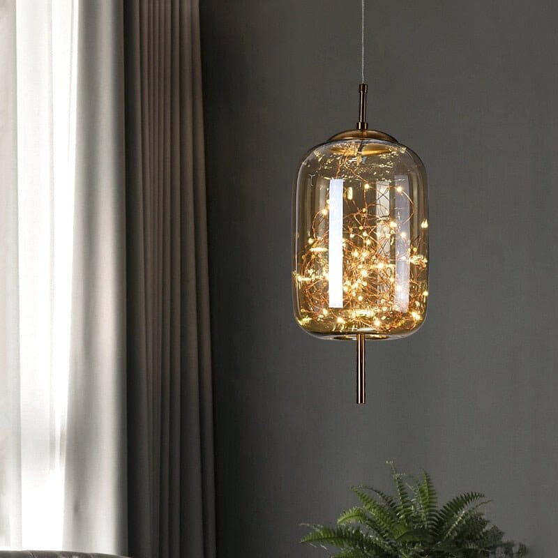 Elegantní závěsná lampa se skleněným stínidlem a motivem víly 3