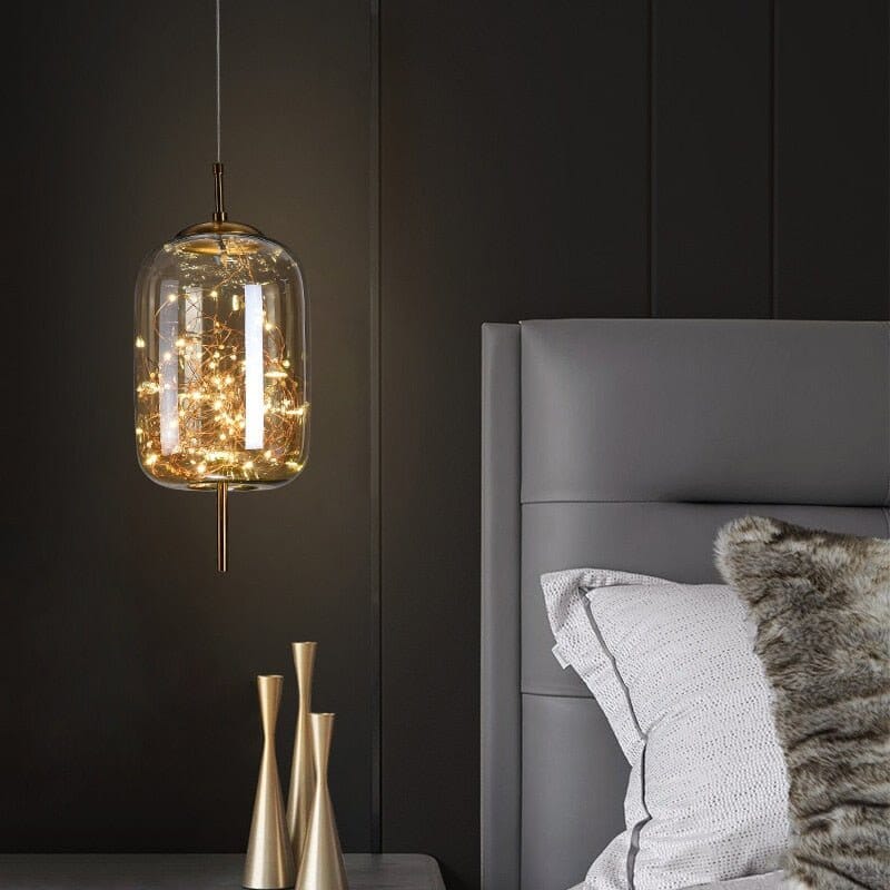 Elegantní závěsná lampa se skleněným stínidlem a motivem víly 4