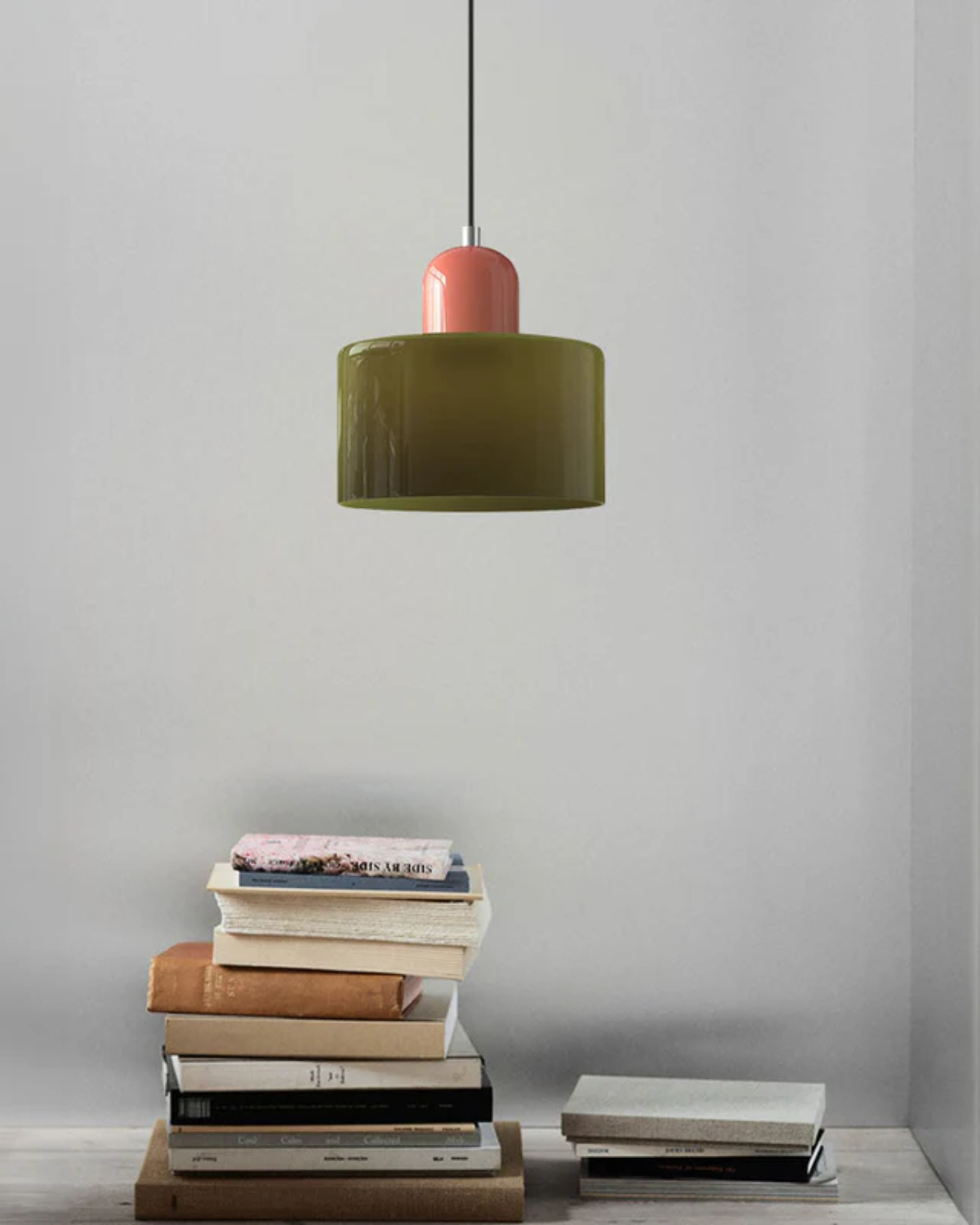 Elegantní závěsná lampa se sochařskou siluetou 3