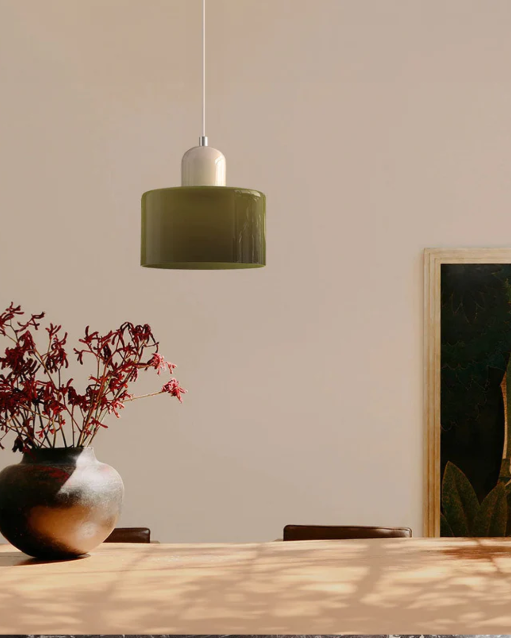 Elegantní závěsná lampa se sochařskou siluetou 4
