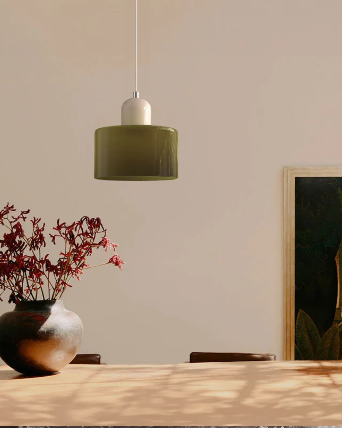 Elegantní závěsná lampa se sochařskou siluetou 4