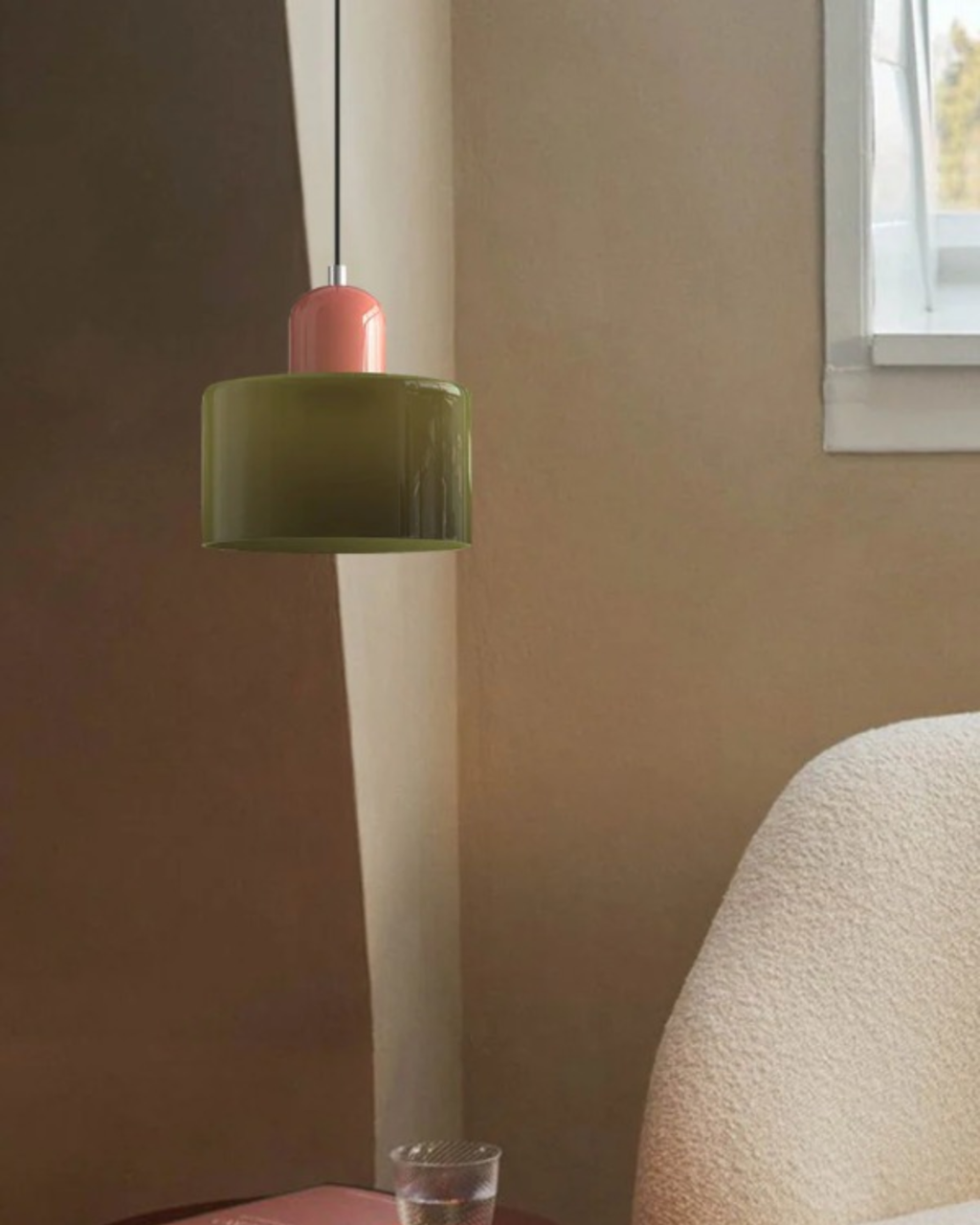 Elegantní závěsná lampa se sochařskou siluetou 6