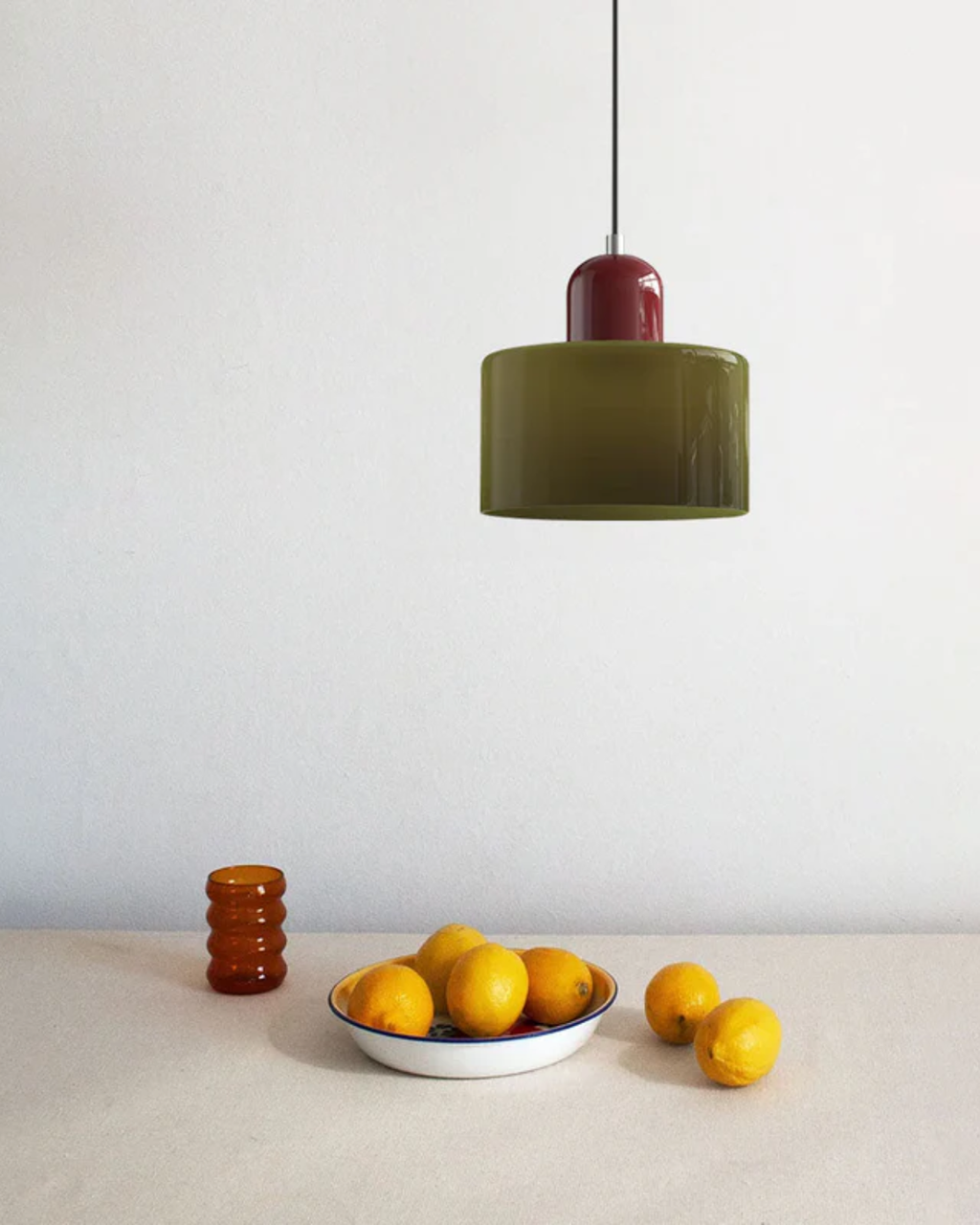 Elegantní závěsná lampa se sochařskou siluetou 7