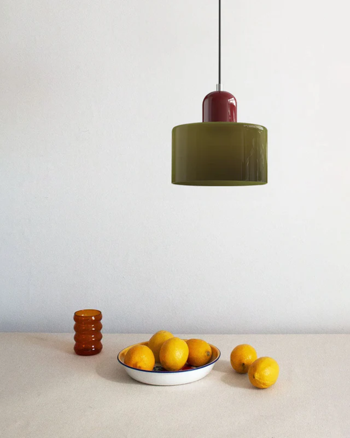 Elegantní závěsná lampa se sochařskou siluetou 7