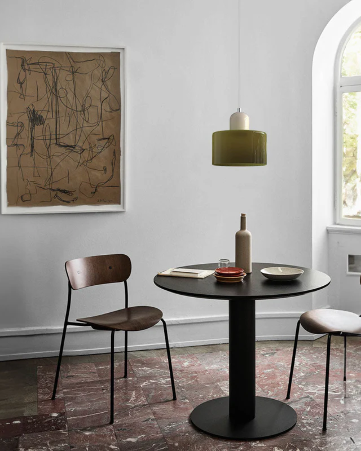 Elegantní závěsná lampa se sochařskou siluetou 8