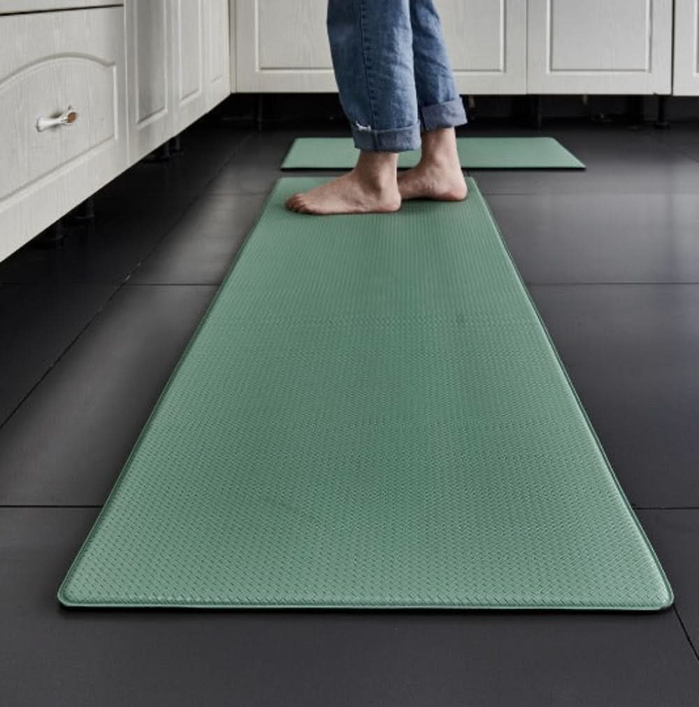Ergonomická protiskluzová kuchyňská rohož s voděodolnou úpravou v moderním tmavě š 6