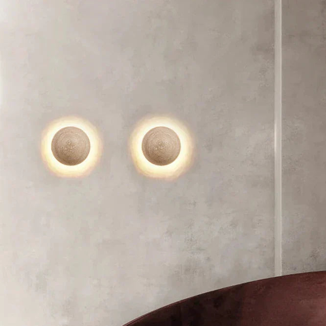 Krémová nástěnná lampa ve skandinávském stylu, která poskytuje útulné světlo a elegantní jednoduchost. 1